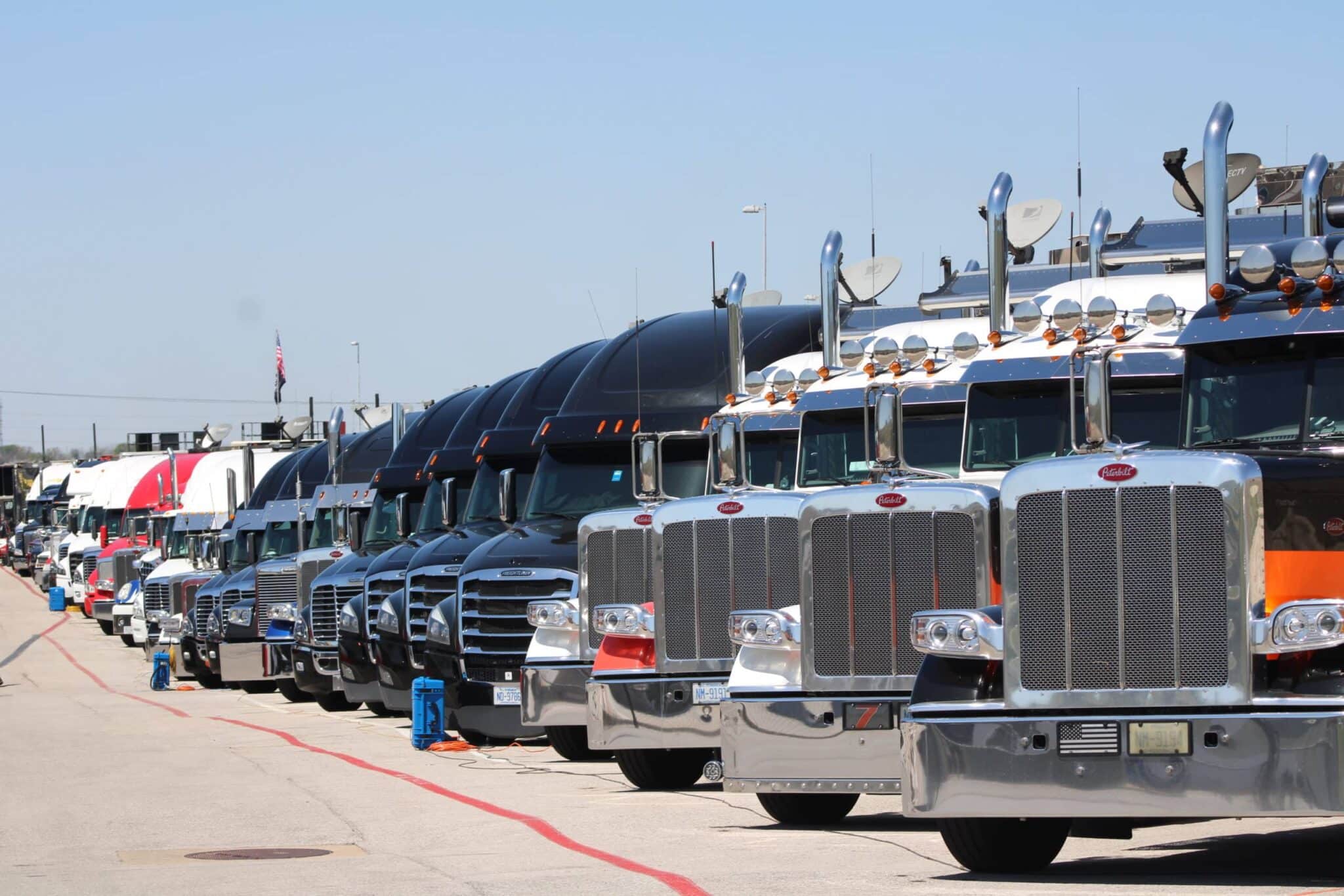 Les camions des équipes NASCAR à Austin